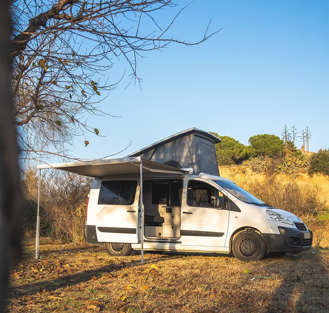 BILBAO con el techo elevable abierto en un paisaje natural