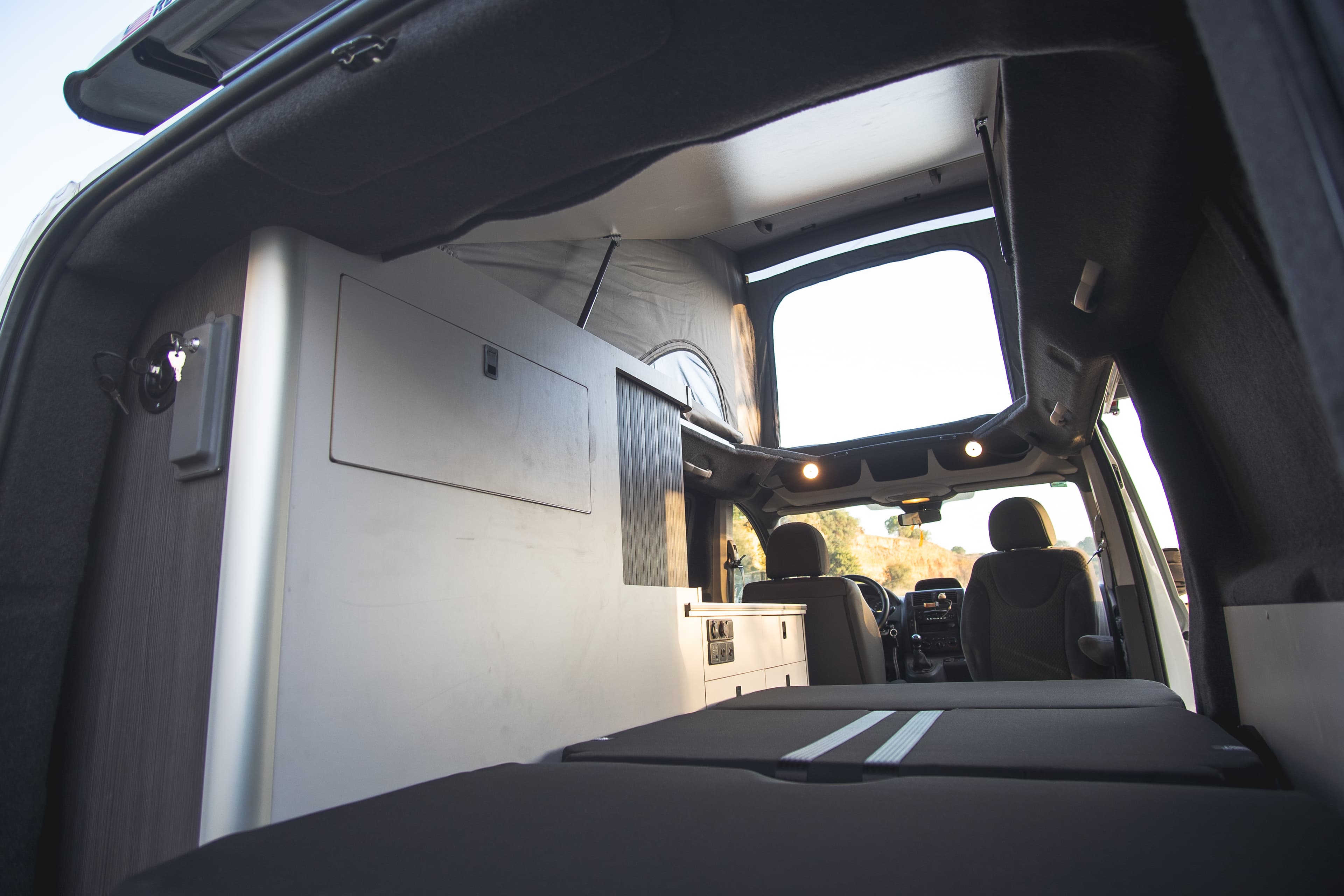 Vista amplia del interior BILBAO con el techo elevable abierto