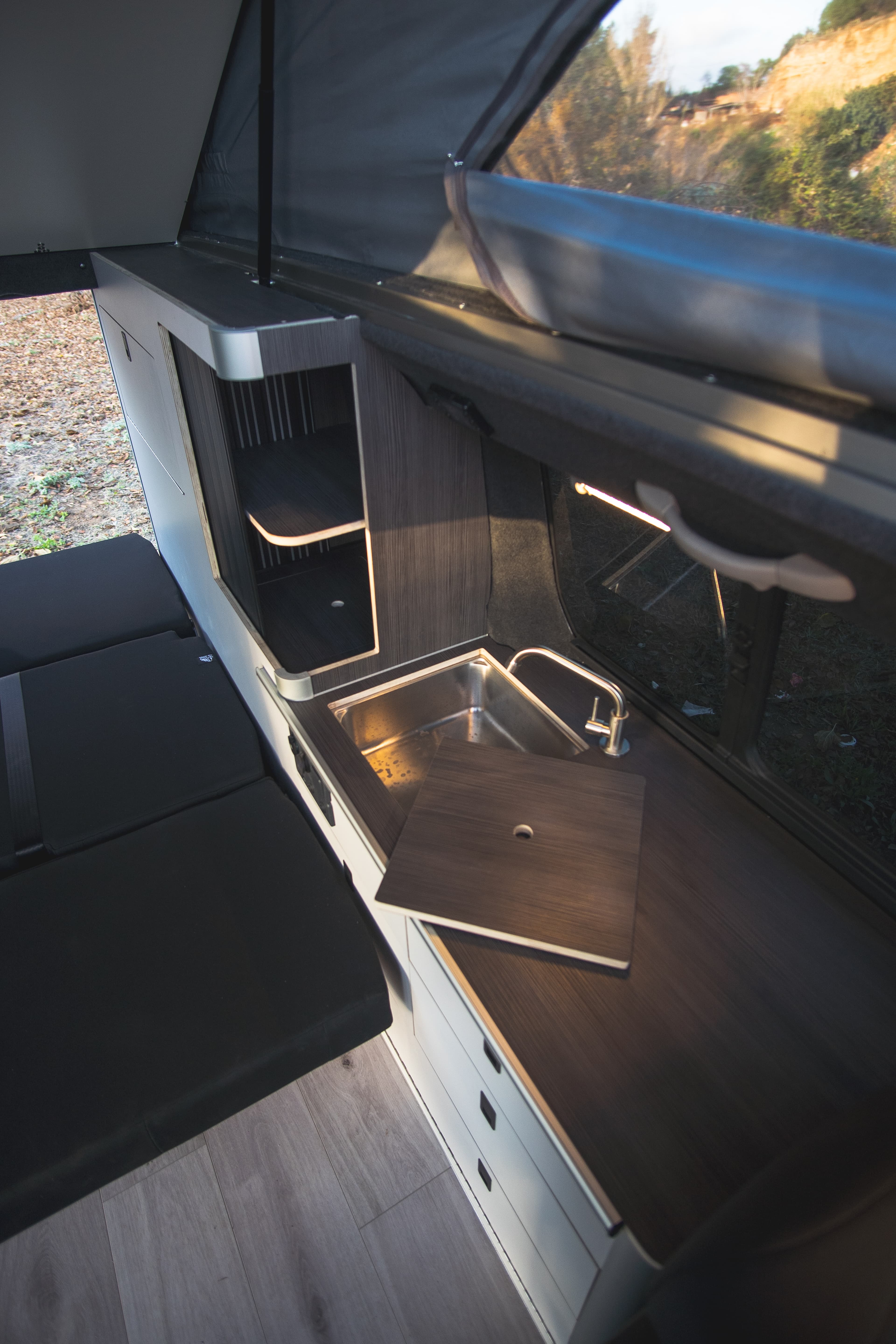 Detalle del mueble lateral, fregadero y encimera de BILBAO