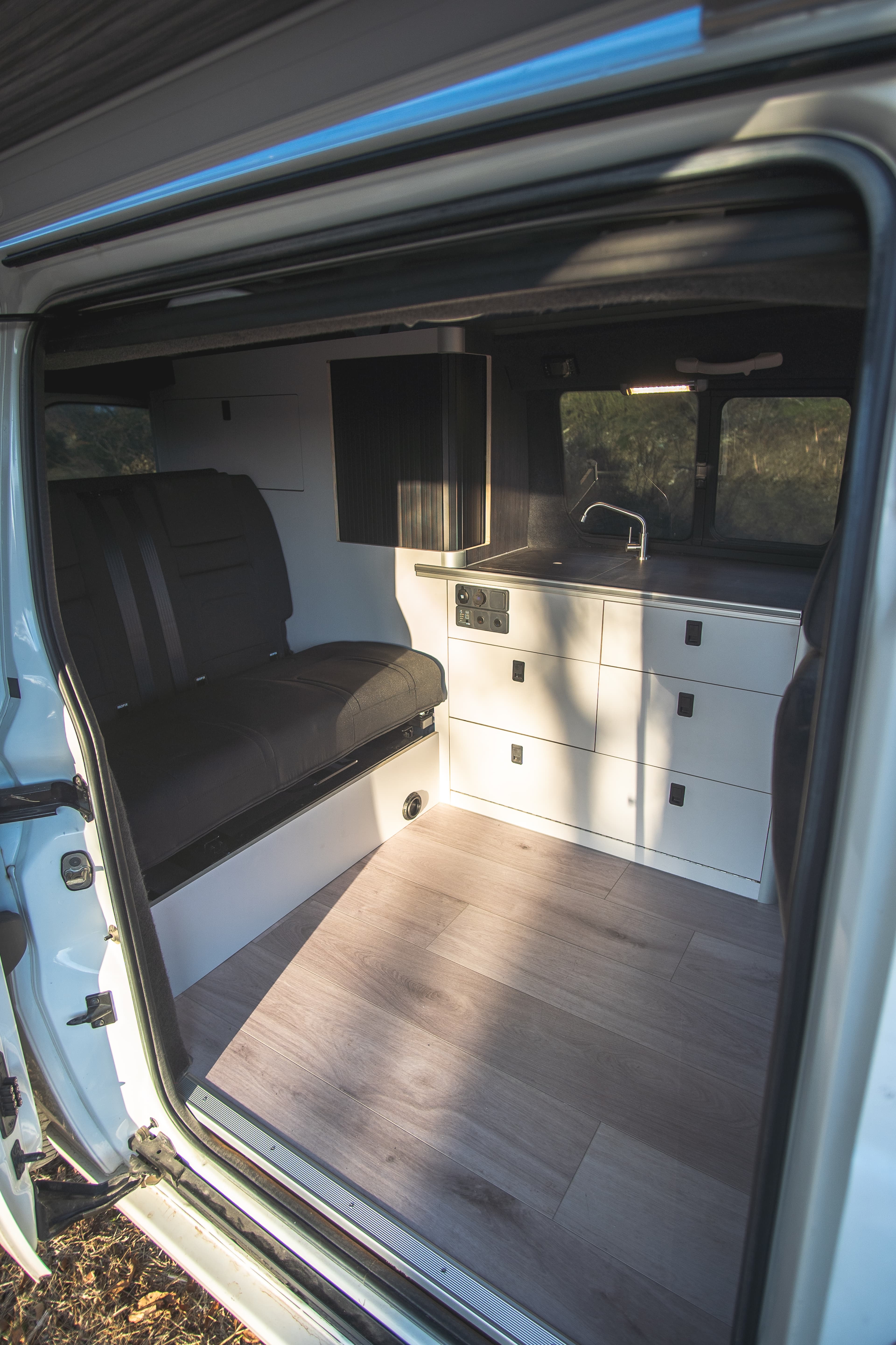 Interior de un vehículo MUNDUA con el techo elevable abierto