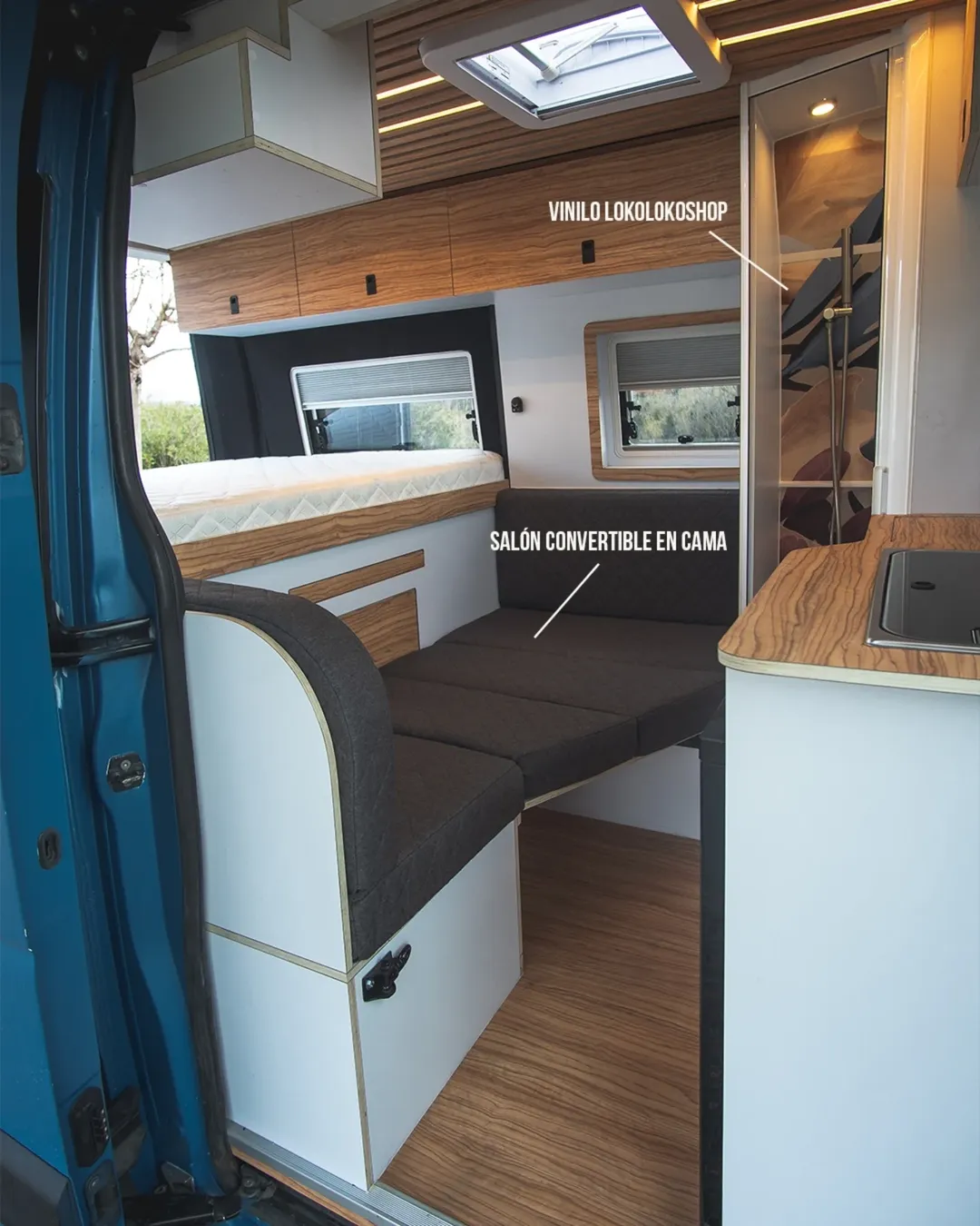 Comedor y cama de LURRA vistos desde la puerta corredera
